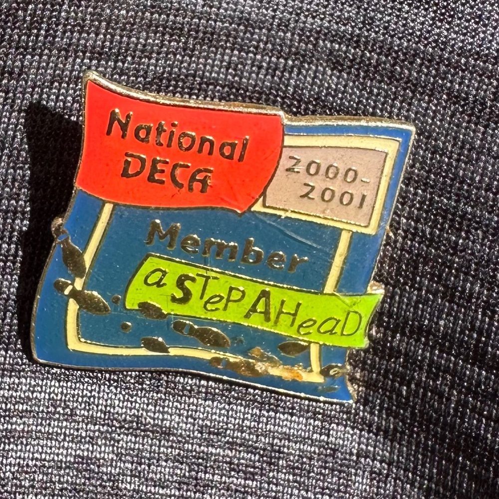 DECA PIN VINTAGE 2000-2001